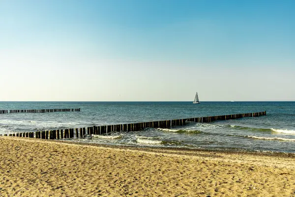 Rostock-Mecklenburg-Vorpommern 'in hemen dışındaki Nienhagen' in güzel kumlu kumlu plajında yaz sonlarına doğru bazı titreşimler hissediyoruz.