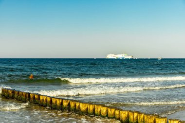 Rostock-Mecklenburg-Vorpommern 'in hemen dışındaki Warnemnde plajında yaz sonlarına doğru oluşan bazı titreşimler hissediyoruz.