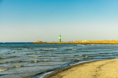 Rostock-Mecklenburg-Vorpommern 'in hemen dışındaki Warnemnde plajında yaz sonlarına doğru oluşan bazı titreşimler hissediyoruz.