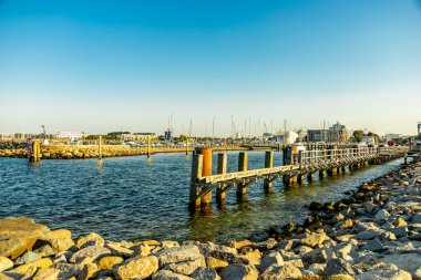 Rostock-Mecklenburg-Vorpommern 'in hemen dışındaki Warnemnde plajında yaz sonlarına doğru oluşan bazı titreşimler hissediyoruz.