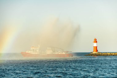 Rostock-Mecklenburg-Vorpommern 'in hemen dışındaki Warnemnde plajında yaz sonlarına doğru oluşan bazı titreşimler hissediyoruz.