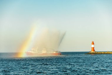 Rostock-Mecklenburg-Vorpommern 'in hemen dışındaki Warnemnde plajında yaz sonlarına doğru oluşan bazı titreşimler hissediyoruz.