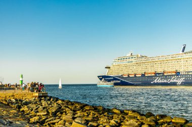 Rostock-Mecklenburg-Vorpommern 'in hemen dışındaki Warnemnde plajında yaz sonlarına doğru oluşan bazı titreşimler hissediyoruz.