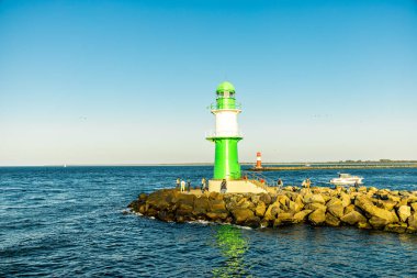 Rostock-Mecklenburg-Vorpommern 'in hemen dışındaki Warnemnde plajında yaz sonlarına doğru oluşan bazı titreşimler hissediyoruz.