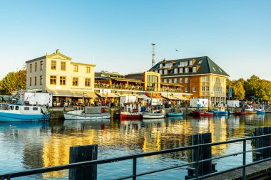 Rostock-Mecklenburg-Vorpommern 'in hemen dışındaki Warnemnde plajında yaz sonlarına doğru oluşan bazı titreşimler hissediyoruz.