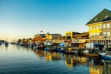 Rostock-Mecklenburg-Vorpommern 'in hemen dışındaki Warnemnde plajında yaz sonlarına doğru oluşan bazı titreşimler hissediyoruz.