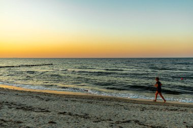 Rostock-Mecklenburg-Vorpommern 'in hemen dışındaki Warnemnde plajında yaz sonlarına doğru oluşan bazı titreşimler hissediyoruz.