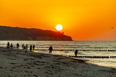 Rostock-Mecklenburg-Vorpommern 'in hemen dışındaki Warnemnde plajında yaz sonlarına doğru oluşan bazı titreşimler hissediyoruz.