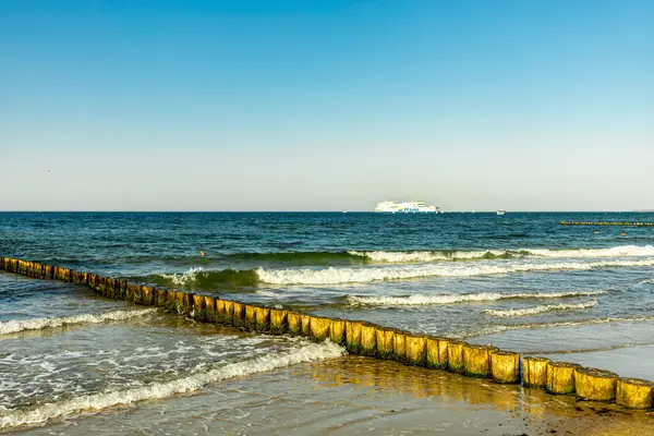 Rostock-Mecklenburg-Vorpommern 'in hemen dışındaki Warnemnde plajında yaz sonlarına doğru oluşan bazı titreşimler hissediyoruz.