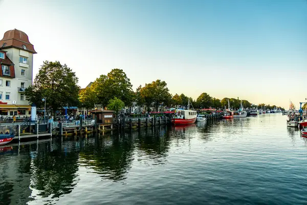 Rostock-Mecklenburg-Vorpommern 'in hemen dışındaki Warnemnde plajında yaz sonlarına doğru oluşan bazı titreşimler hissediyoruz.