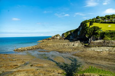 Woolacombe 'da Kuzey Devon kıyısı boyunca güzel bir sabah yürüyüşü.