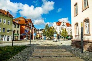 Ilmenau-Thüringen yakınlarındaki Kickelhahn üzerinde güzel Thüringen Ormanı 'nda sonbahar yürüyüşü.