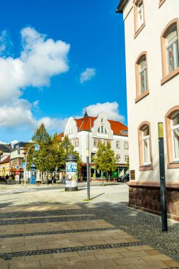 Ilmenau-Thüringen yakınlarındaki Kickelhahn üzerinde güzel Thüringen Ormanı 'nda sonbahar yürüyüşü.