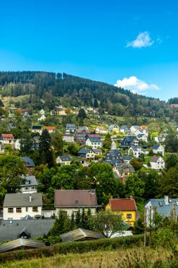 Ilmenau-Thüringen yakınlarındaki Kickelhahn üzerinde güzel Thüringen Ormanı 'nda sonbahar yürüyüşü.