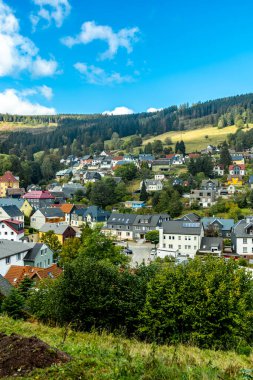 Ilmenau-Thüringen yakınlarındaki Kickelhahn üzerinde güzel Thüringen Ormanı 'nda sonbahar yürüyüşü.