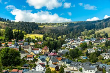 Ilmenau-Thüringen yakınlarındaki Kickelhahn üzerinde güzel Thüringen Ormanı 'nda sonbahar yürüyüşü.
