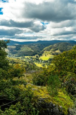 Ilmenau-Thüringen yakınlarındaki Kickelhahn üzerinde güzel Thüringen Ormanı 'nda sonbahar yürüyüşü.