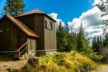 Ilmenau-Thüringen yakınlarındaki Kickelhahn üzerinde güzel Thüringen Ormanı 'nda sonbahar yürüyüşü.