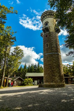 Ilmenau-Thüringen yakınlarındaki Kickelhahn üzerinde güzel Thüringen Ormanı 'nda sonbahar yürüyüşü.