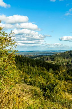 Ilmenau-Thüringen yakınlarındaki Kickelhahn üzerinde güzel Thüringen Ormanı 'nda sonbahar yürüyüşü.