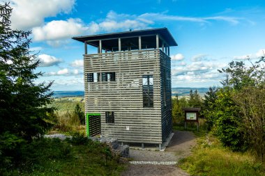 Ilmenau-Thüringen yakınlarındaki Kickelhahn üzerinde güzel Thüringen Ormanı 'nda sonbahar yürüyüşü.