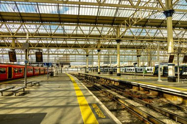 Londra metropolünde kısa bir şehir gezintisi ve keşif gezisi. Thames nehrinin ünlü manzarası boyunca.