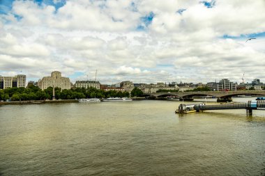 Londra metropolünde kısa bir şehir gezintisi ve keşif gezisi. Thames nehrinin ünlü manzarası boyunca.