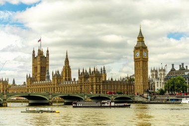 Londra metropolünde kısa bir şehir gezintisi ve keşif gezisi. Thames nehrinin ünlü manzarası boyunca.