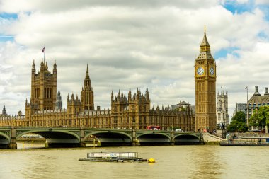 Londra metropolünde kısa bir şehir gezintisi ve keşif gezisi. Thames nehrinin ünlü manzarası boyunca.