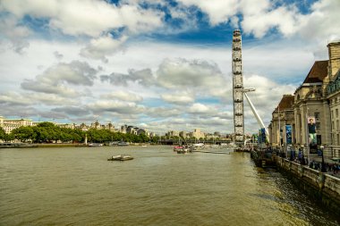 Londra metropolünde kısa bir şehir gezintisi ve keşif gezisi. Thames nehrinin ünlü manzarası boyunca.