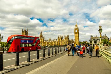 Londra metropolünde kısa bir şehir gezintisi ve keşif gezisi. Thames nehrinin ünlü manzarası boyunca.