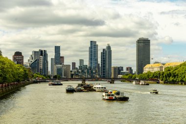 Londra metropolünde kısa bir şehir gezintisi ve keşif gezisi. Thames nehrinin ünlü manzarası boyunca.