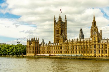 Londra metropolünde kısa bir şehir gezintisi ve keşif gezisi. Thames nehrinin ünlü manzarası boyunca.