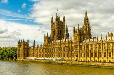 Londra metropolünde kısa bir şehir gezintisi ve keşif gezisi. Thames nehrinin ünlü manzarası boyunca.