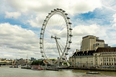 Londra metropolünde kısa bir şehir gezintisi ve keşif gezisi. Thames nehrinin ünlü manzarası boyunca.