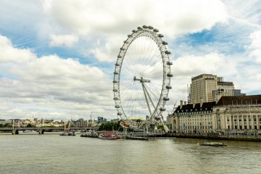 Londra metropolünde kısa bir şehir gezintisi ve keşif gezisi. Thames nehrinin ünlü manzarası boyunca.