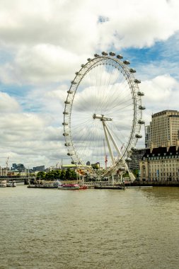 Londra metropolünde kısa bir şehir gezintisi ve keşif gezisi. Thames nehrinin ünlü manzarası boyunca.