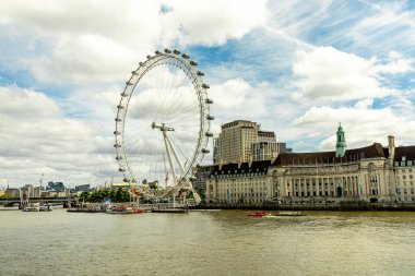 Londra metropolünde kısa bir şehir gezintisi ve keşif gezisi. Thames nehrinin ünlü manzarası boyunca.