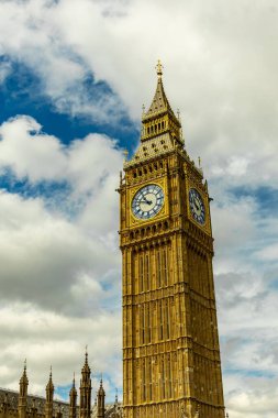 Londra metropolünde kısa bir şehir gezintisi ve keşif gezisi. Thames nehrinin ünlü manzarası boyunca.