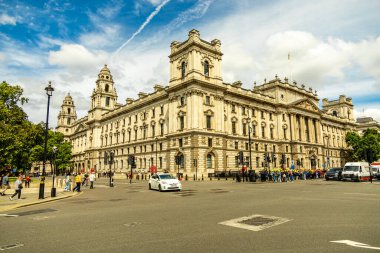 Londra metropolünde kısa bir şehir gezintisi ve keşif gezisi. Thames nehrinin ünlü manzarası boyunca.