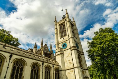 Londra metropolünde kısa bir şehir gezintisi ve keşif gezisi. Thames nehrinin ünlü manzarası boyunca.