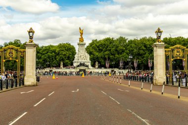 Londra metropolünde kısa bir şehir gezintisi ve keşif gezisi. Thames nehrinin ünlü manzarası boyunca.