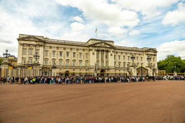 Londra metropolünde kısa bir şehir gezintisi ve keşif gezisi. Thames nehrinin ünlü manzarası boyunca.