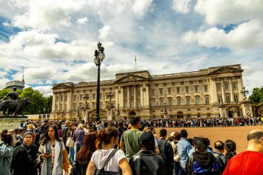 Londra metropolünde kısa bir şehir gezintisi ve keşif gezisi. Thames nehrinin ünlü manzarası boyunca.