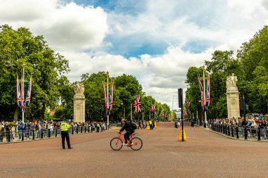 Londra metropolünde kısa bir şehir gezintisi ve keşif gezisi. Thames nehrinin ünlü manzarası boyunca.