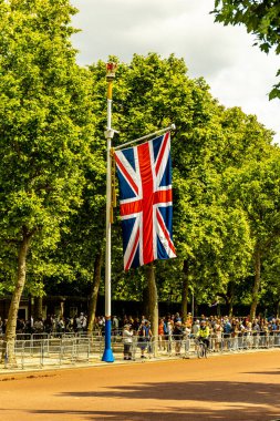 Londra metropolünde kısa bir şehir gezintisi ve keşif gezisi. Thames nehrinin ünlü manzarası boyunca.