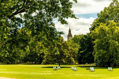 Londra metropolünde kısa bir şehir gezintisi ve keşif gezisi. Thames nehrinin ünlü manzarası boyunca.