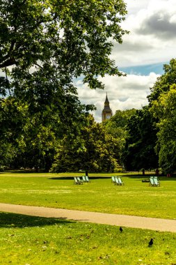 Londra metropolünde kısa bir şehir gezintisi ve keşif gezisi. Thames nehrinin ünlü manzarası boyunca.
