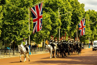 Londra metropolünde kısa bir şehir gezintisi ve keşif gezisi. Thames nehrinin ünlü manzarası boyunca.