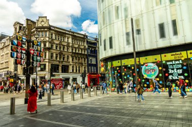 Londra metropolünde kısa bir şehir gezintisi ve keşif gezisi. Thames nehrinin ünlü manzarası boyunca.